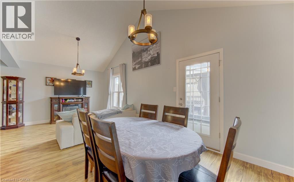 Open-concept living space featuring wood-finish flooring and a vaulted ceiling - 512 Hidden Creek Drive, Kitchener, ON - Indoor Photo Showing Dining Room
