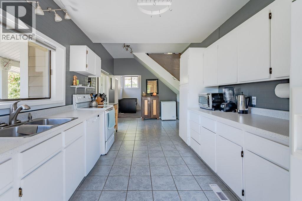 2465 3A Highway, Nelson, BC - Indoor Photo Showing Kitchen With Double Sink