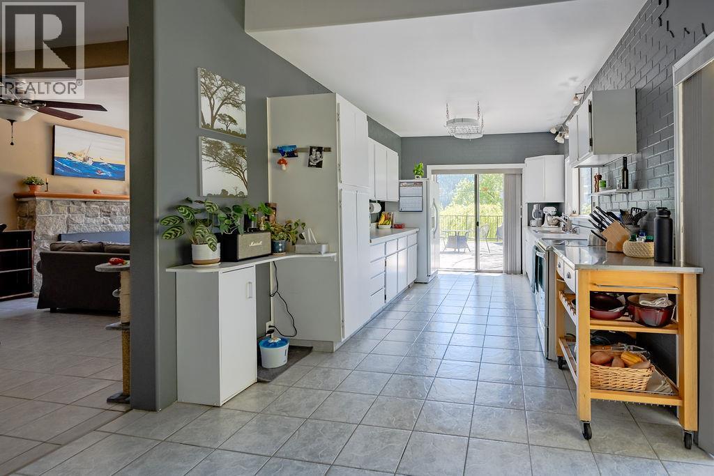 2465 3A Highway, Nelson, BC - Indoor