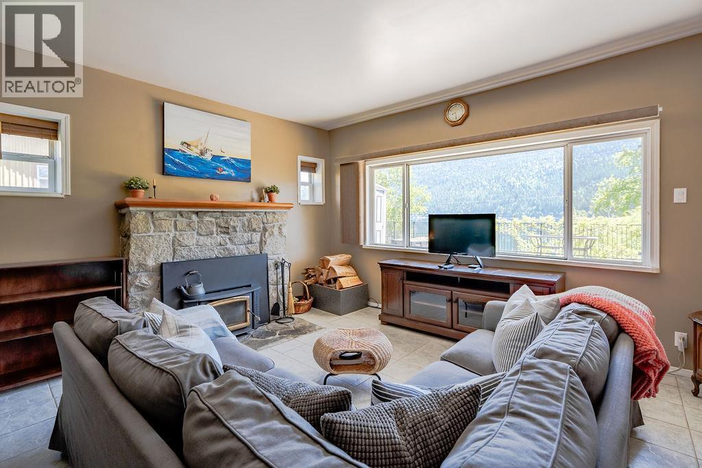 2465 3A Highway, Nelson, BC - Indoor Photo Showing Living Room With Fireplace