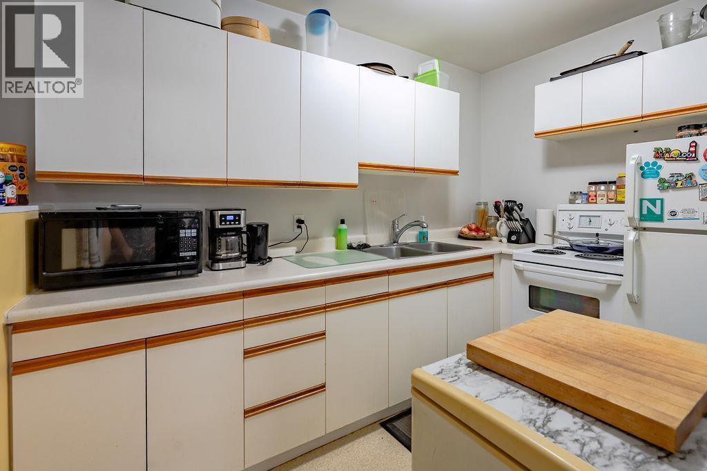 2465 3A Highway, Nelson, BC - Indoor Photo Showing Kitchen With Double Sink
