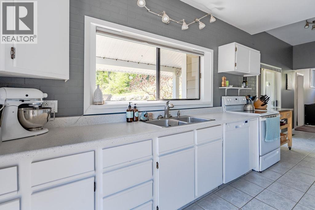 2465 3A Highway, Nelson, BC - Indoor Photo Showing Kitchen With Double Sink