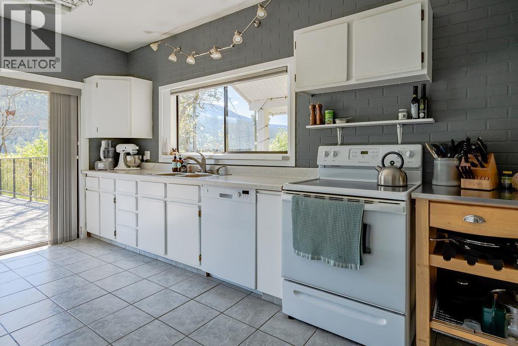 2465 3A Highway, Nelson, BC - Indoor Photo Showing Kitchen