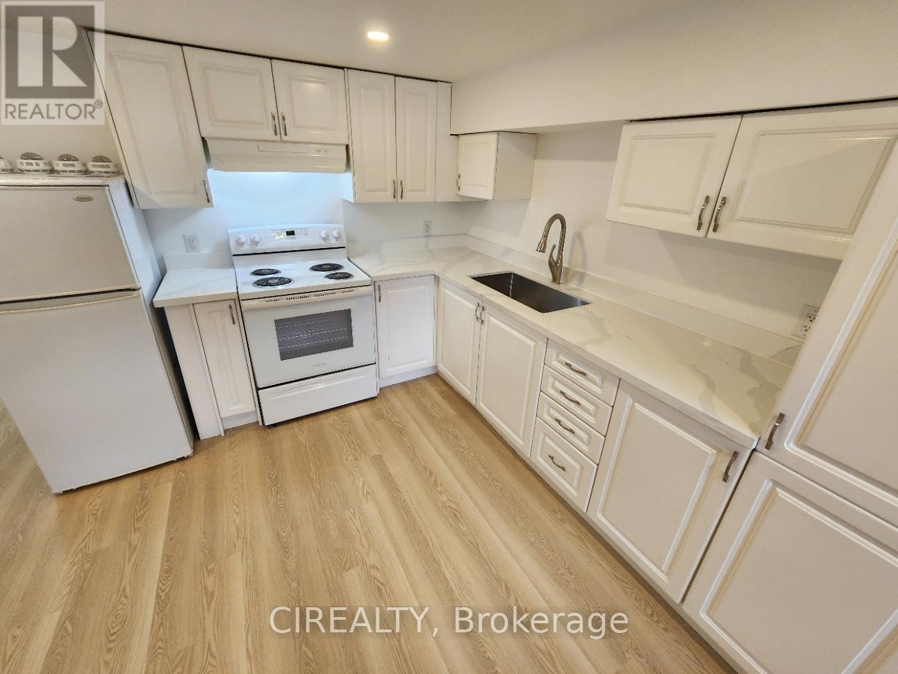 Lower - 31 Bailey Crescent, Aurora, ON - Indoor Photo Showing Kitchen