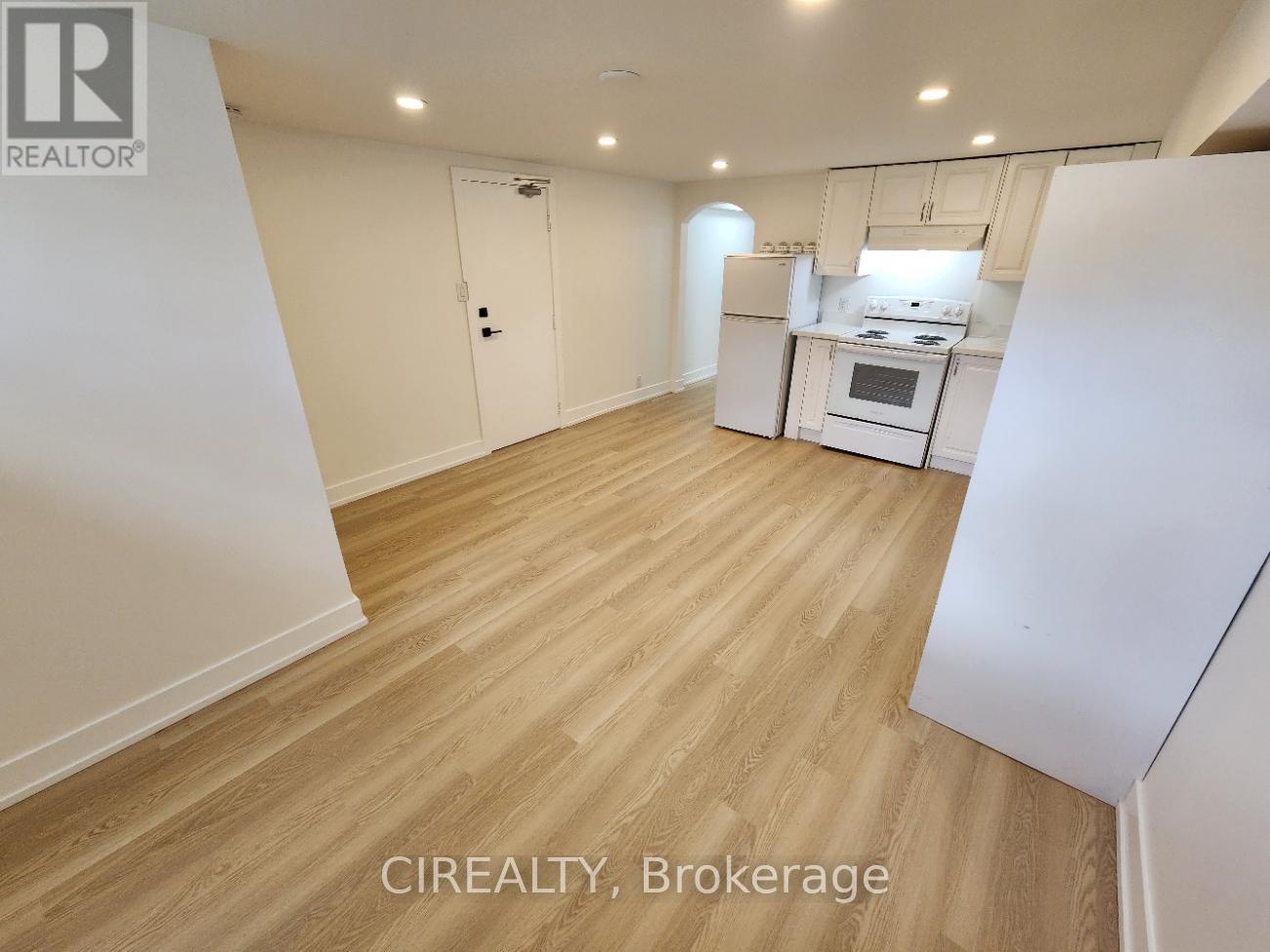 Lower - 31 Bailey Crescent, Aurora, ON - Indoor Photo Showing Kitchen