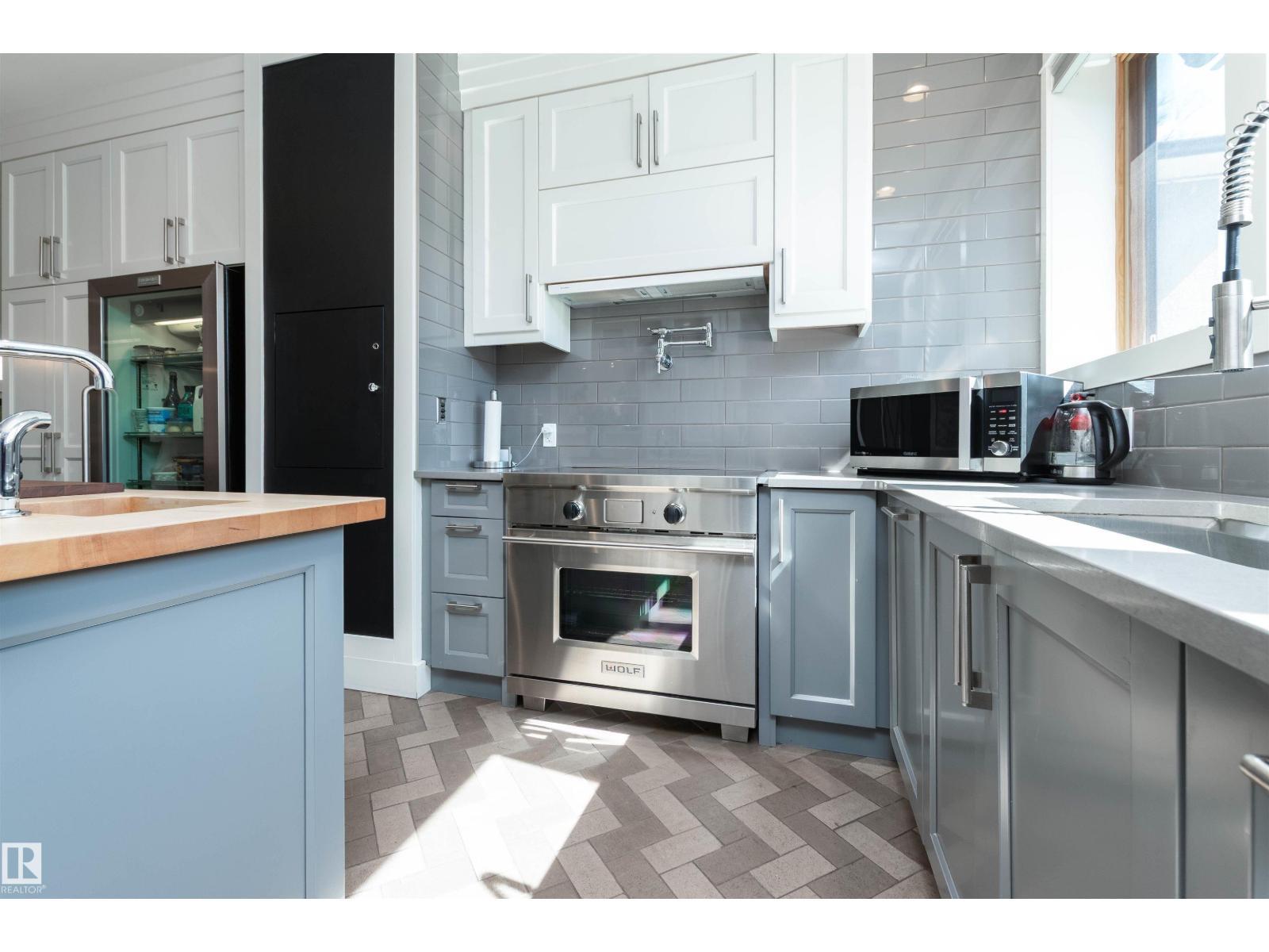 9629 84 Av Nw, Edmonton, AB - Indoor Photo Showing Kitchen With Upgraded Kitchen