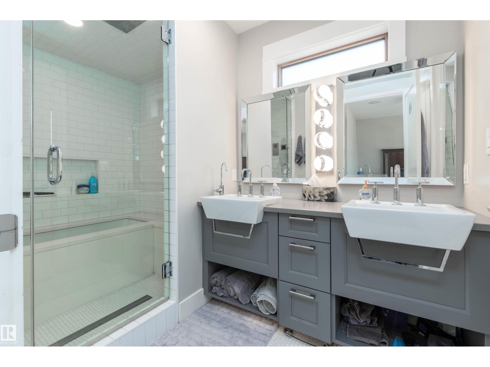 9629 84 Av Nw, Edmonton, AB - Indoor Photo Showing Bathroom