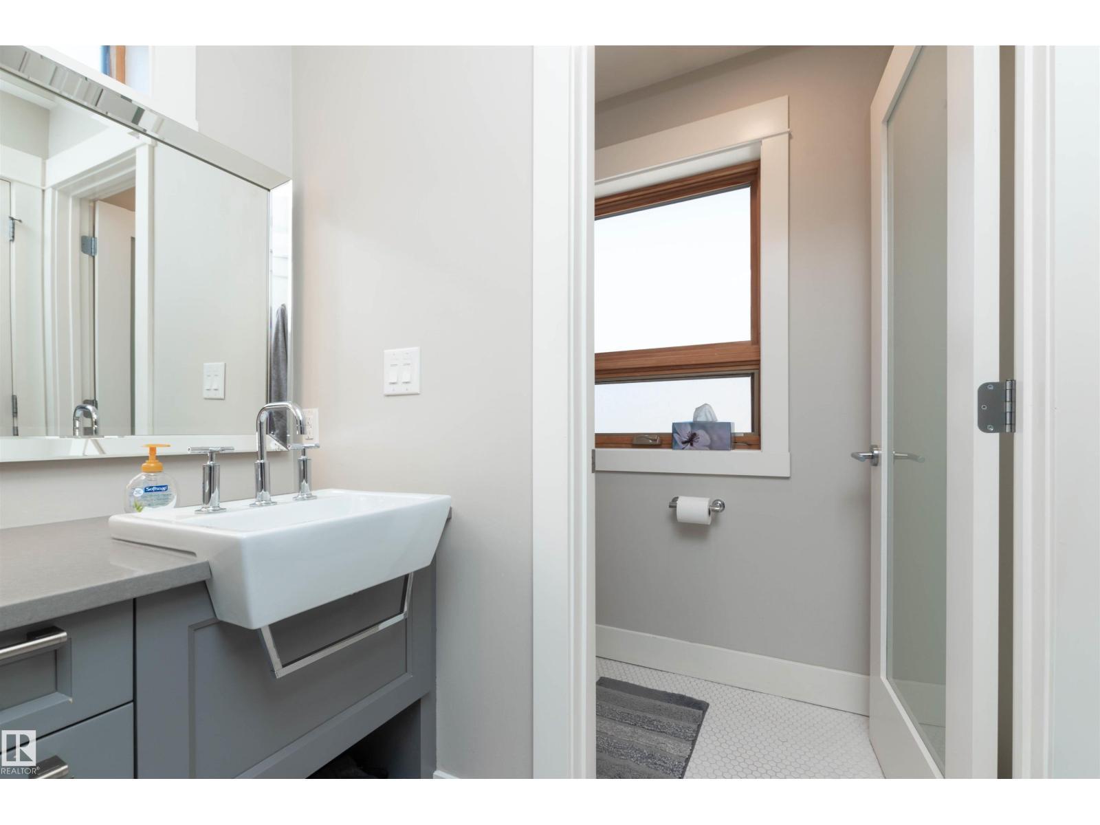 9629 84 Av Nw, Edmonton, AB - Indoor Photo Showing Bathroom