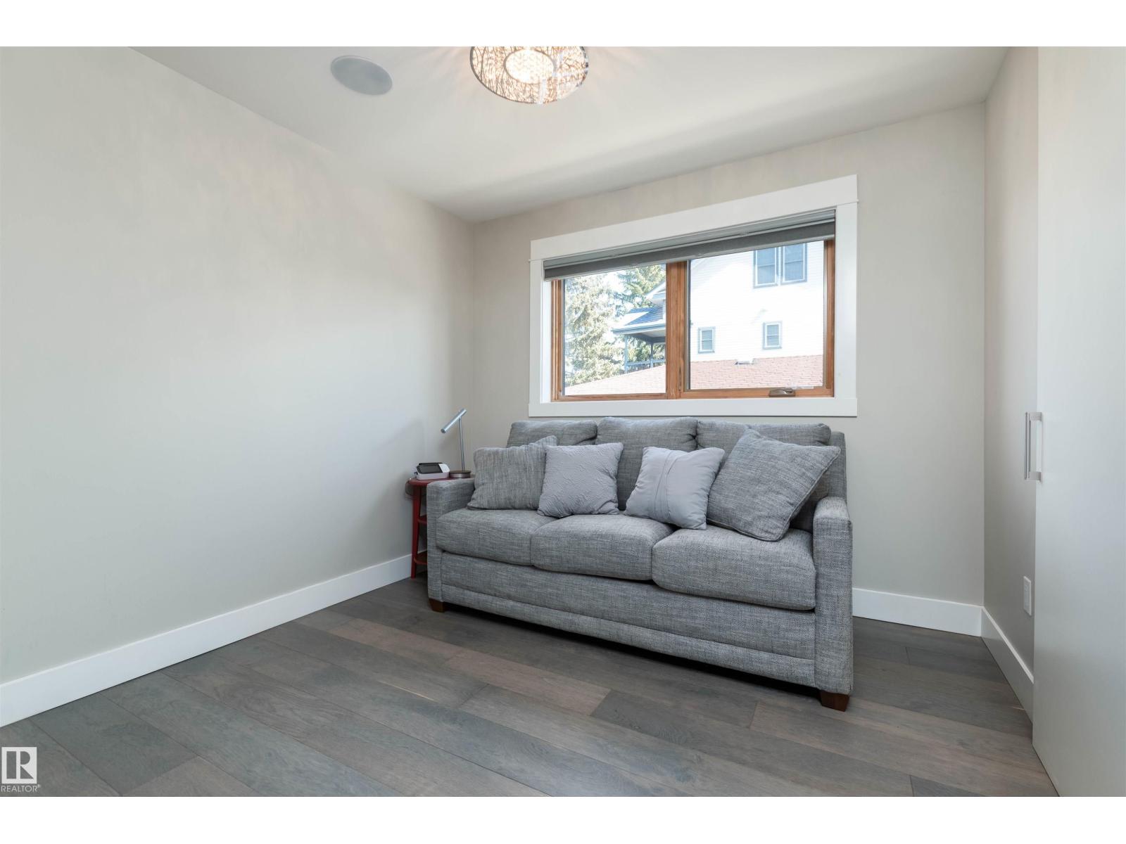 9629 84 Av Nw, Edmonton, AB - Indoor Photo Showing Living Room