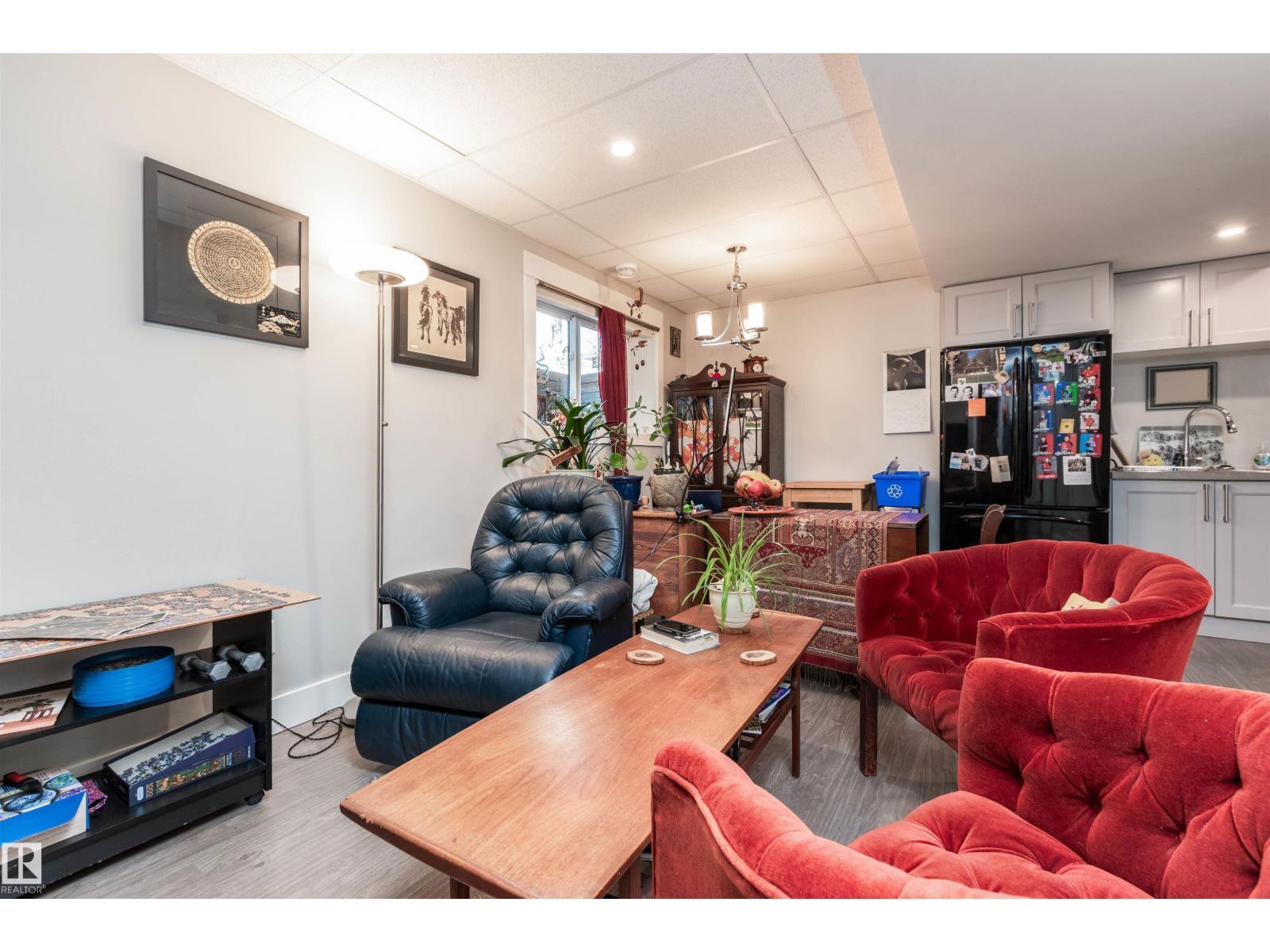 9629 84 Av Nw, Edmonton, AB - Indoor Photo Showing Living Room