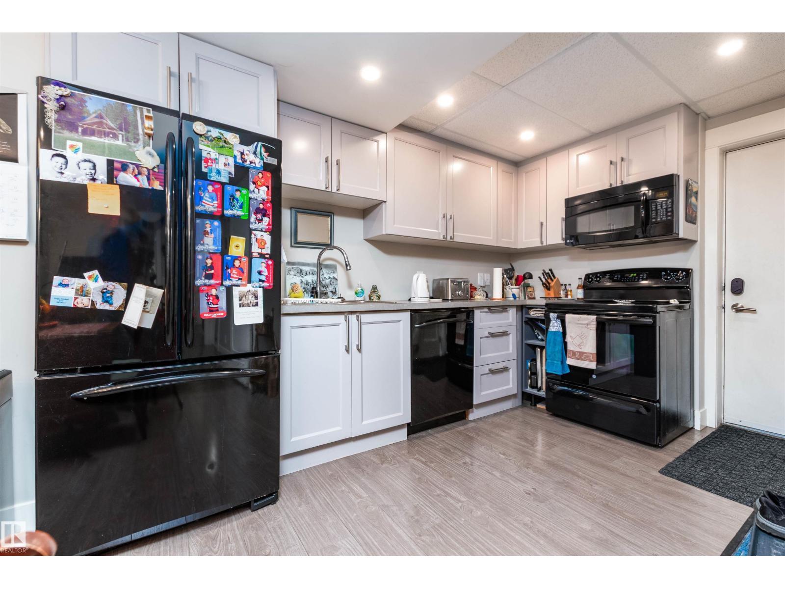 9629 84 Av Nw, Edmonton, AB - Indoor Photo Showing Kitchen