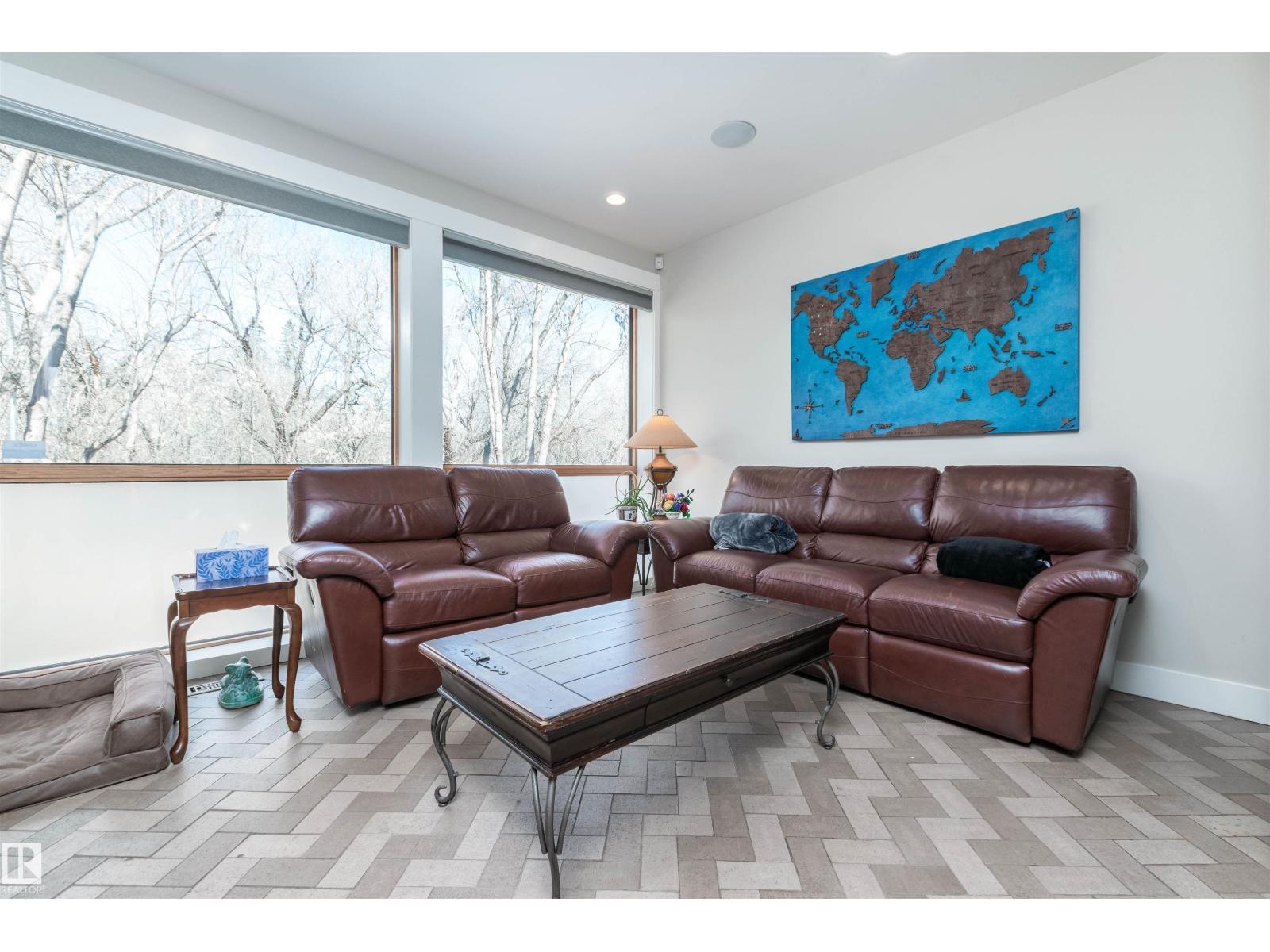 9629 84 Av Nw, Edmonton, AB - Indoor Photo Showing Living Room