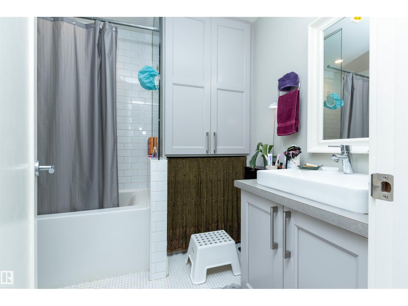 9629 84 Av Nw, Edmonton, AB - Indoor Photo Showing Bathroom