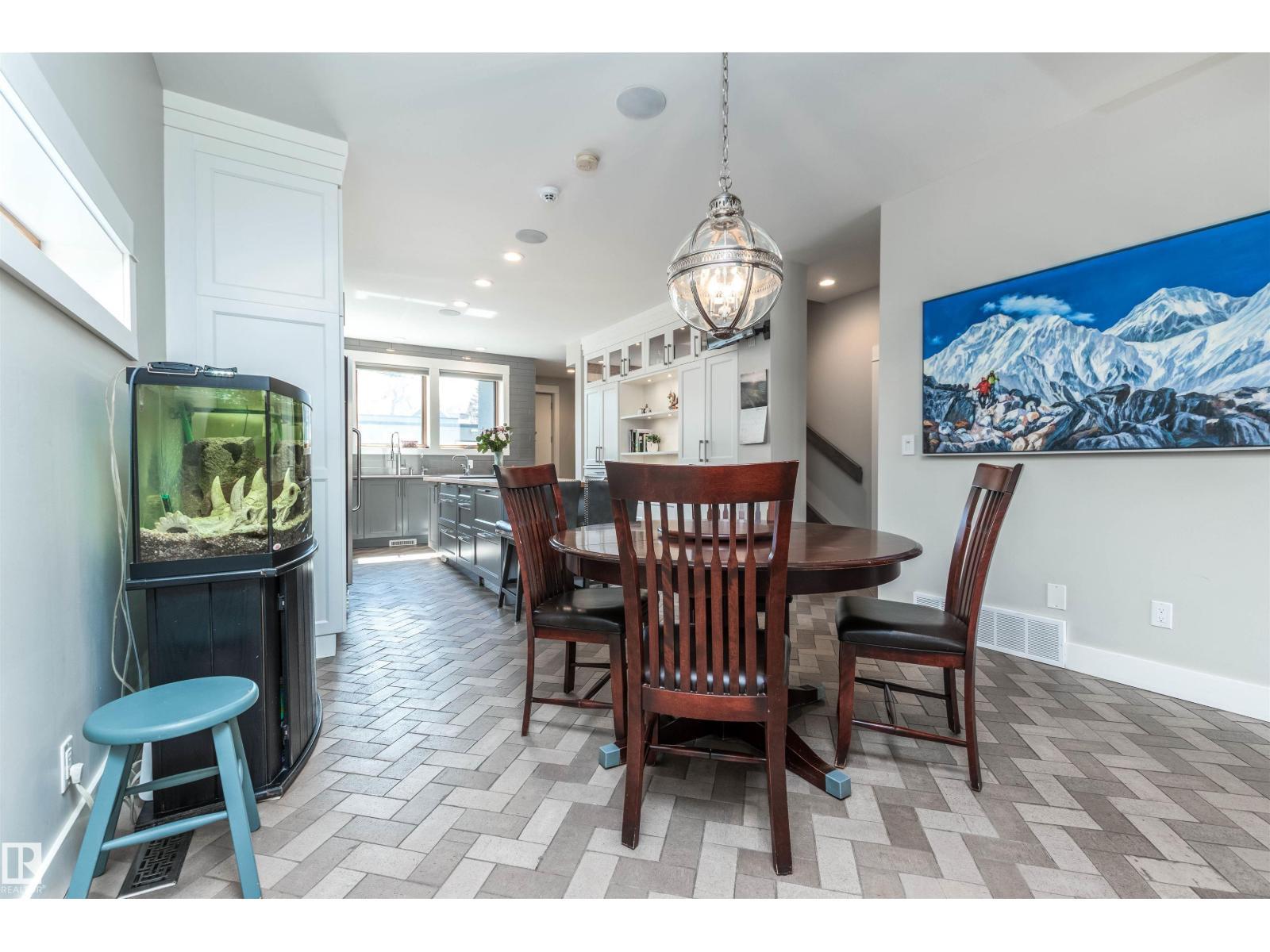 9629 84 Av Nw, Edmonton, AB - Indoor Photo Showing Dining Room