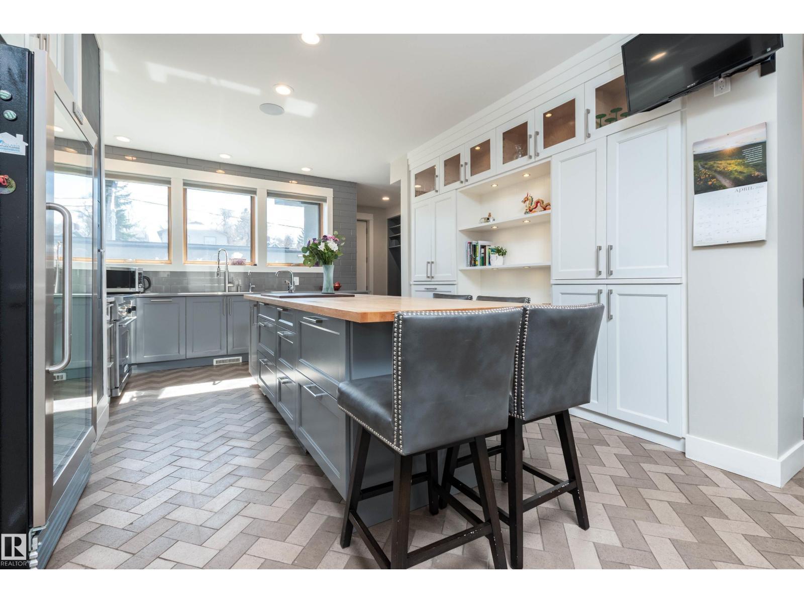 9629 84 Av Nw, Edmonton, AB - Indoor