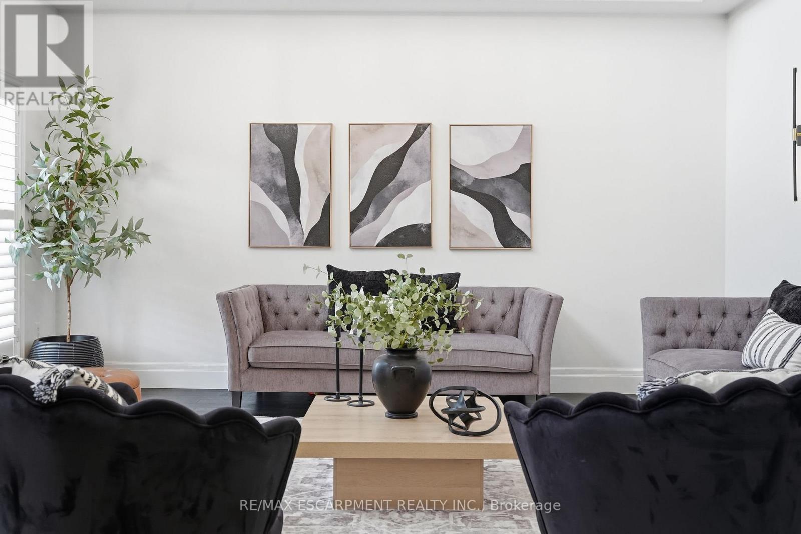 47 Winners Way, Hamilton, ON - Indoor Photo Showing Living Room