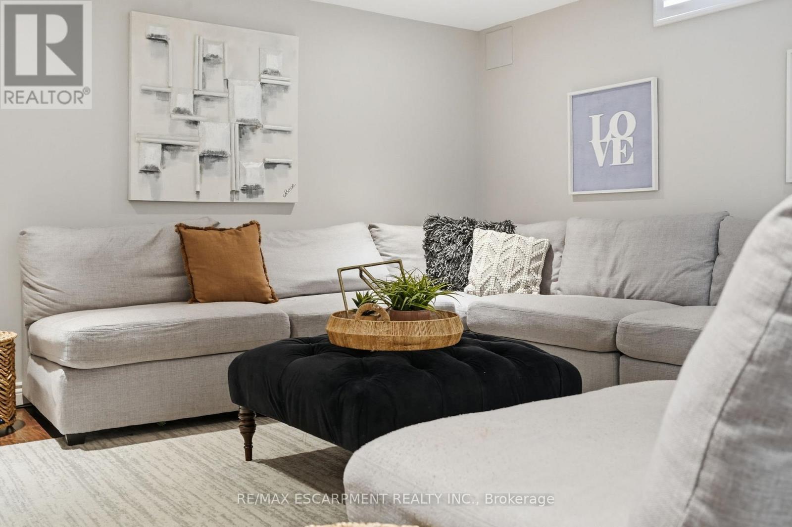 47 Winners Way, Hamilton, ON - Indoor Photo Showing Living Room
