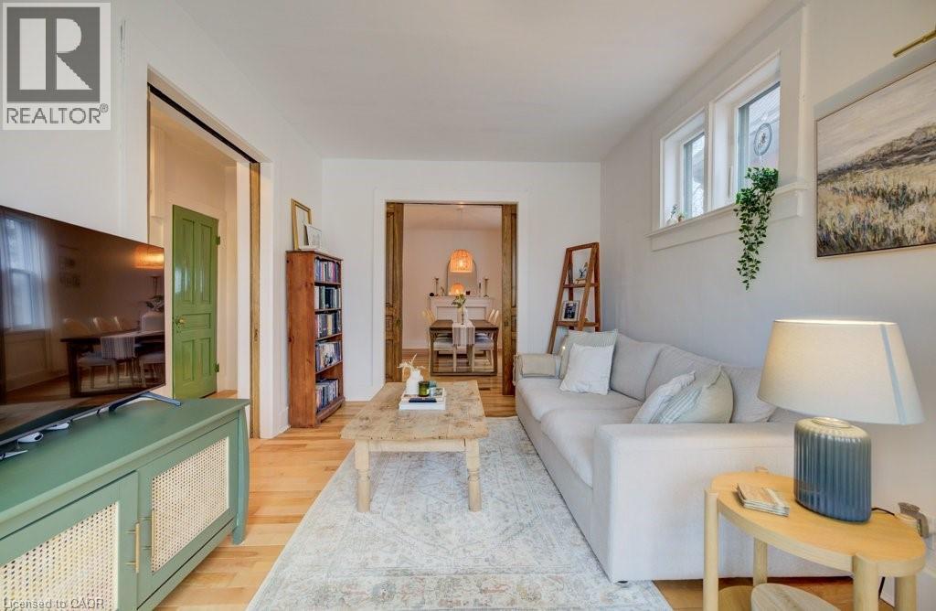 8 Spring Street E, Waterloo, ON - Indoor