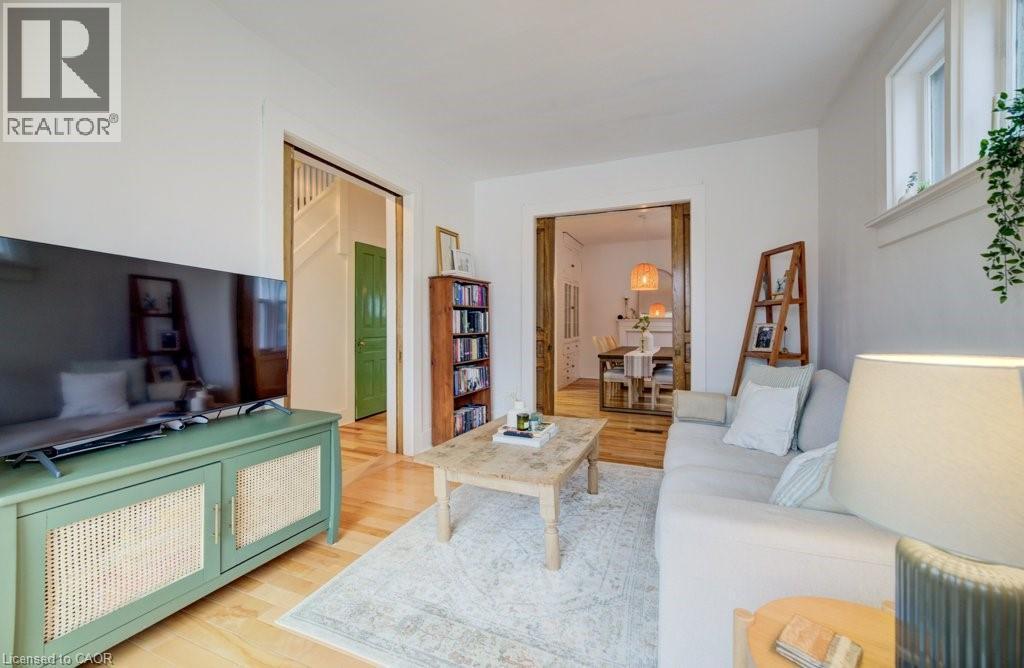 8 Spring Street E, Waterloo, ON - Indoor Photo Showing Living Room