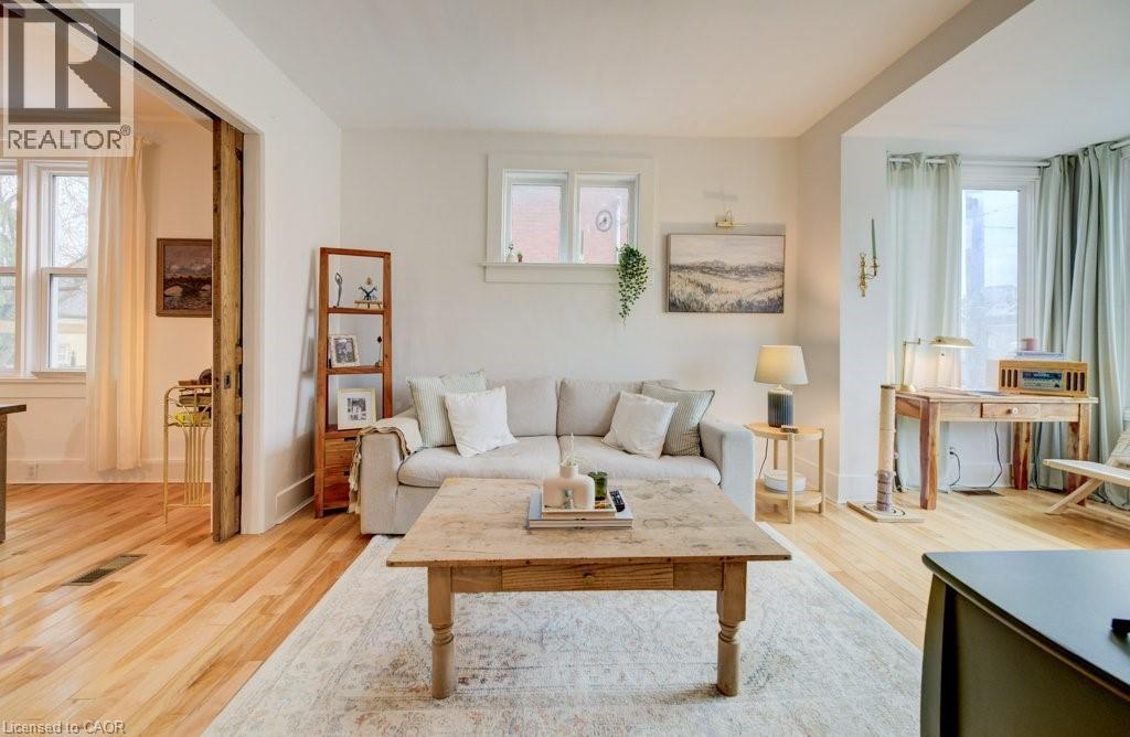 8 Spring Street E, Waterloo, ON - Indoor Photo Showing Living Room
