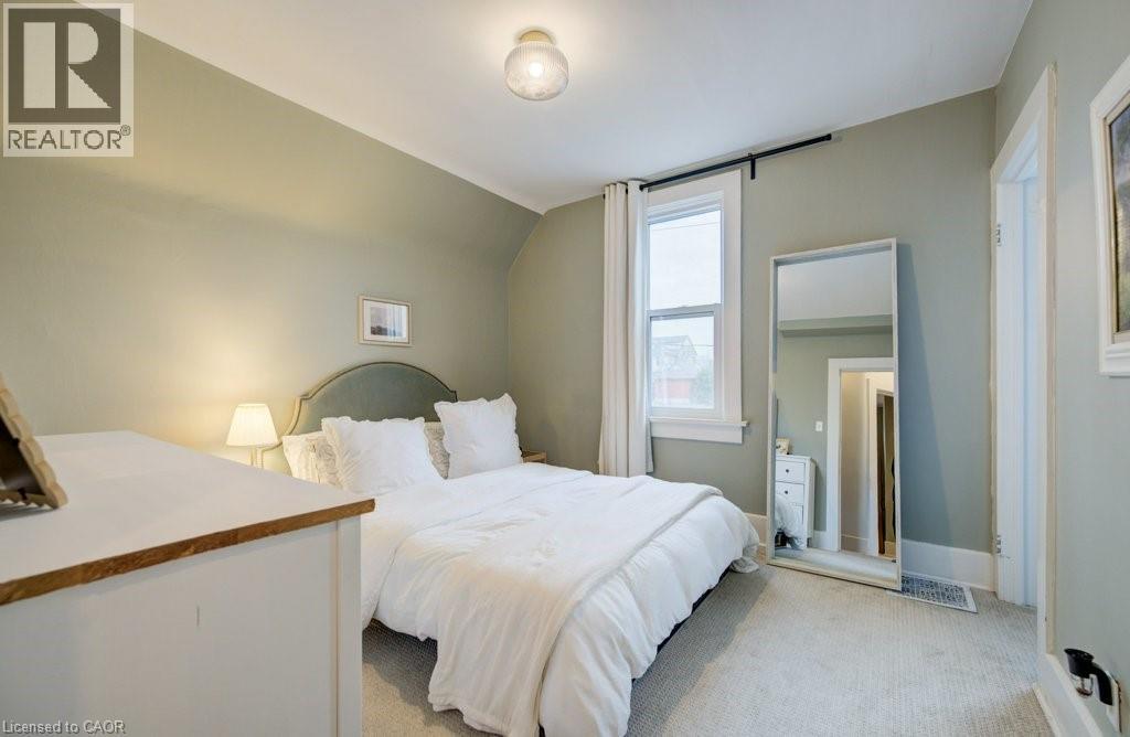 8 Spring Street E, Waterloo, ON - Indoor Photo Showing Bedroom