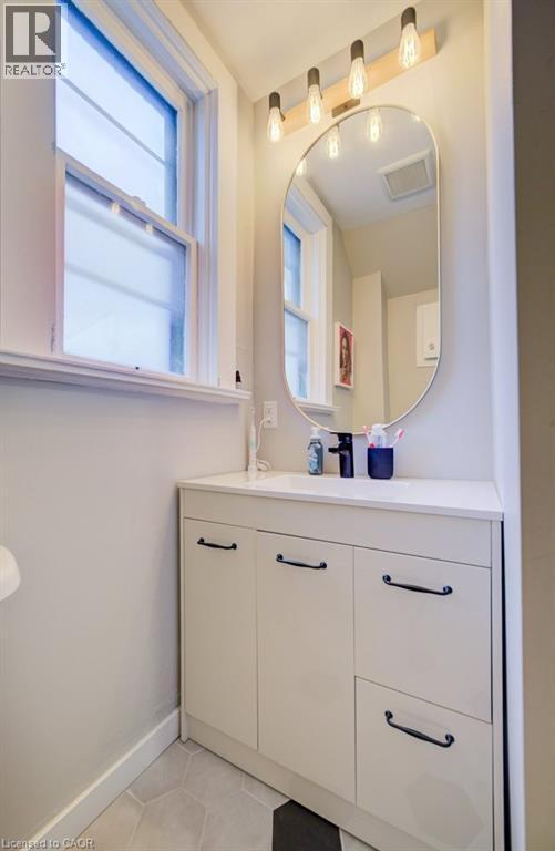 8 Spring Street E, Waterloo, ON - Indoor Photo Showing Bathroom