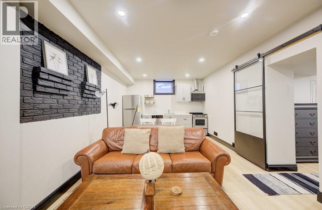 8 Spring Street E, Waterloo, ON - Indoor Photo Showing Living Room
