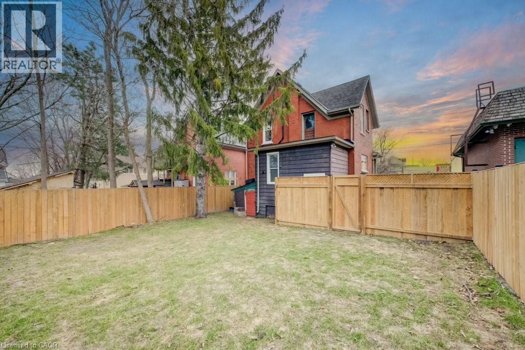 8 Spring Street E, Waterloo, ON - Outdoor