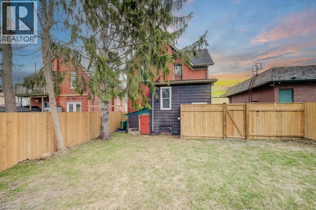 8 Spring Street E, Waterloo, ON - Outdoor