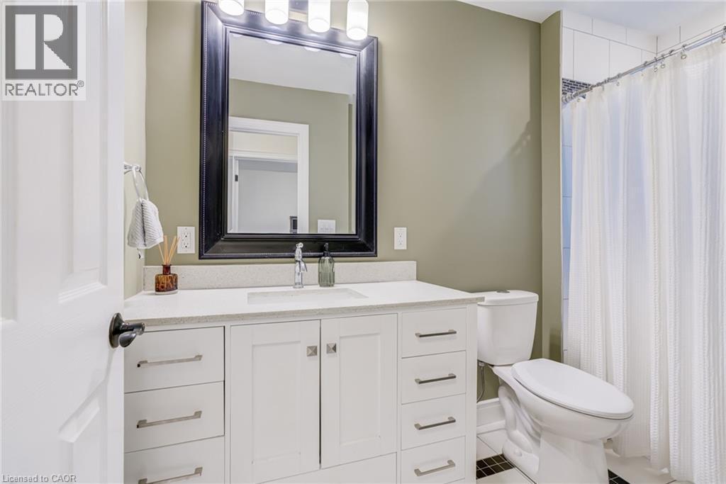 185 Deschene Avenue, Hamilton, ON - Indoor Photo Showing Bathroom