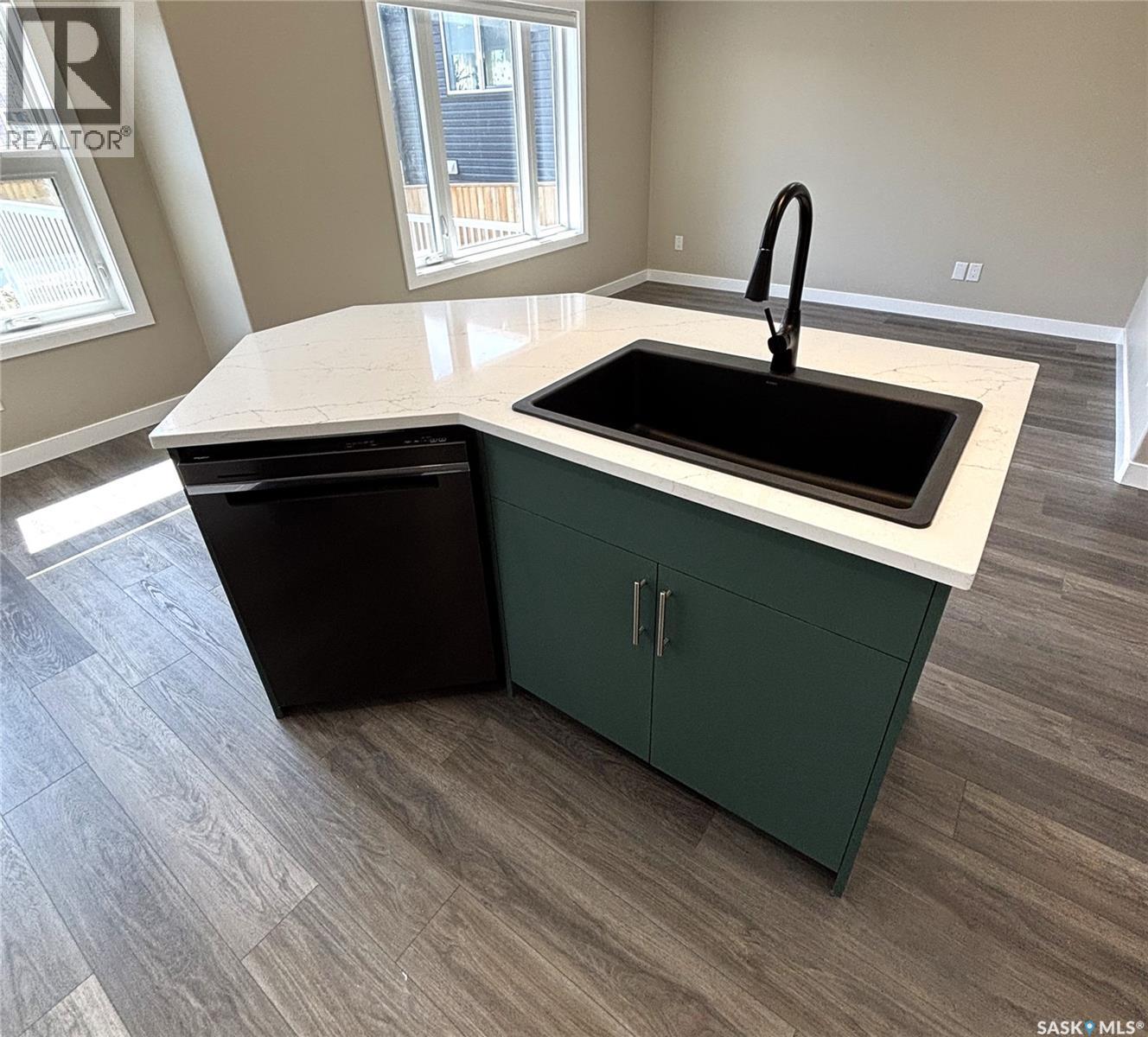 371 Childers Crescent, Saskatoon, SK - Indoor Photo Showing Kitchen With Double Sink