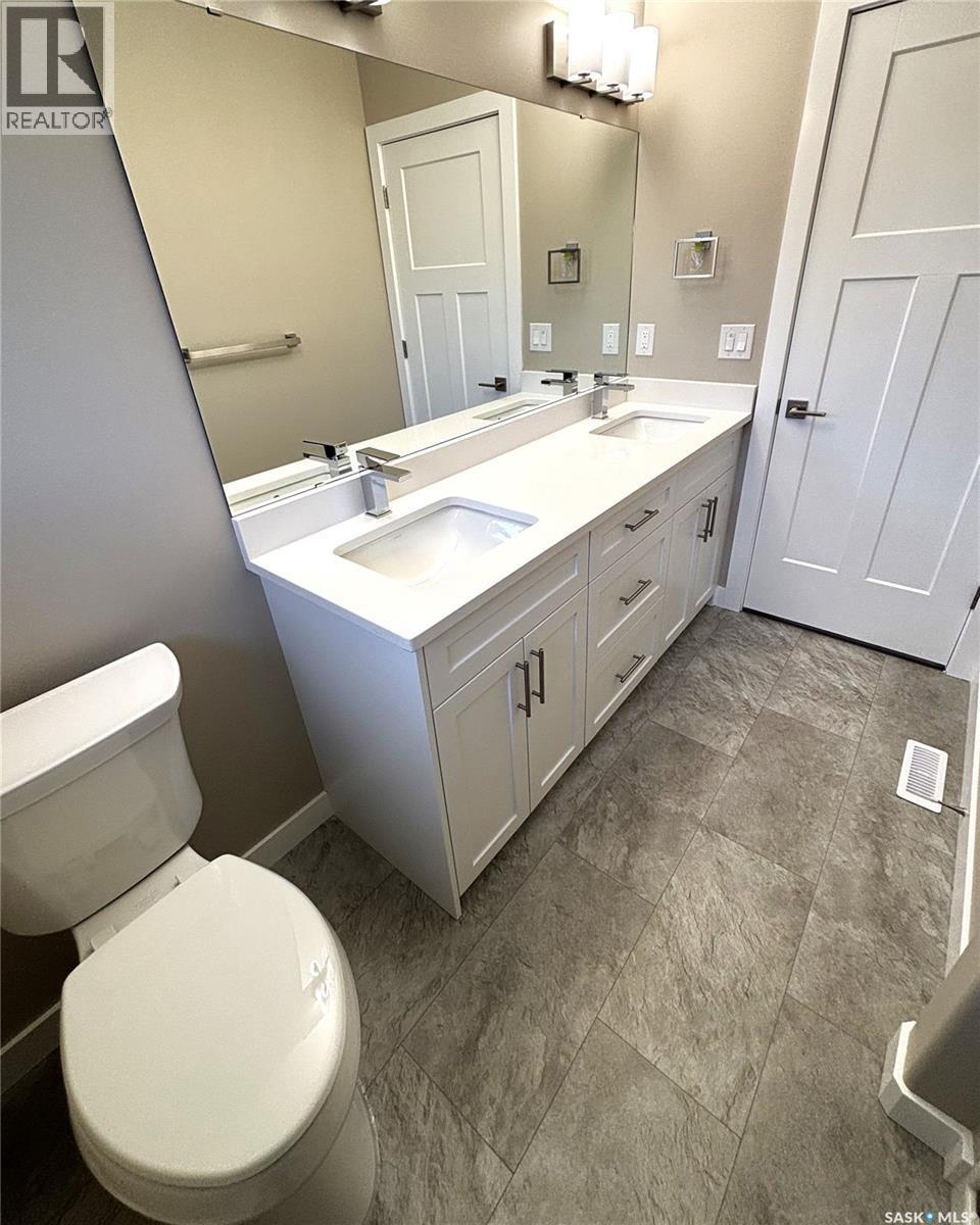 371 Childers Crescent, Saskatoon, SK - Indoor Photo Showing Bathroom