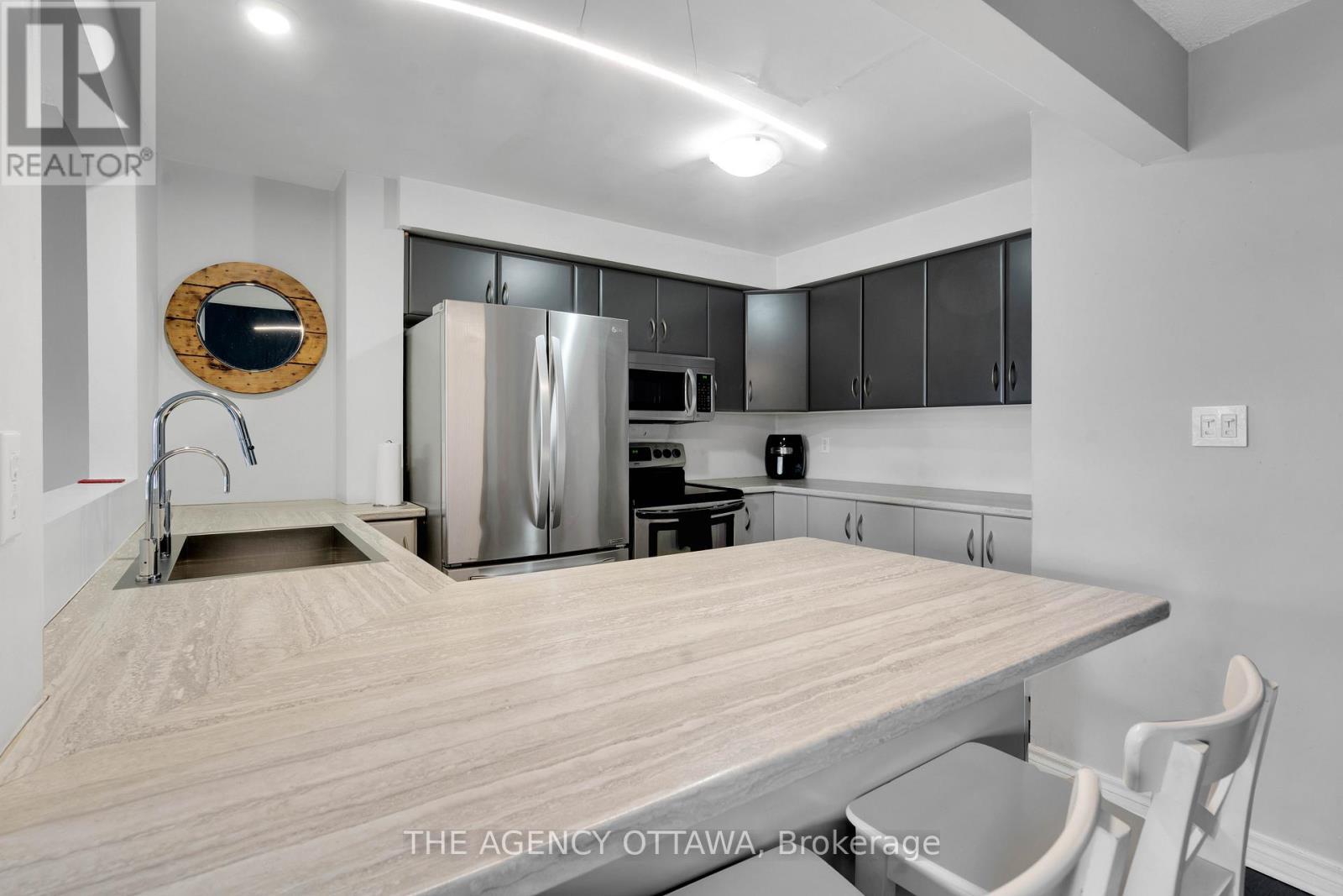 10 Collins Crescent, Brampton (Brampton North), ON - Indoor Photo Showing Kitchen