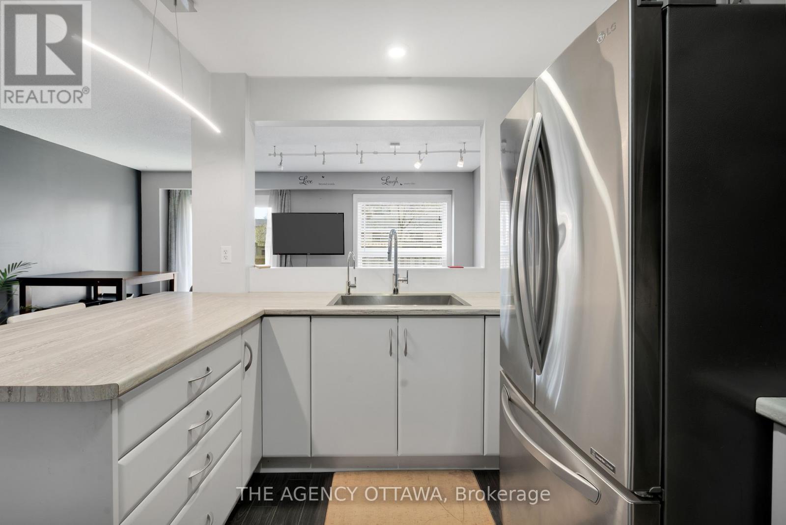 10 Collins Crescent, Brampton (Brampton North), ON - Indoor Photo Showing Kitchen