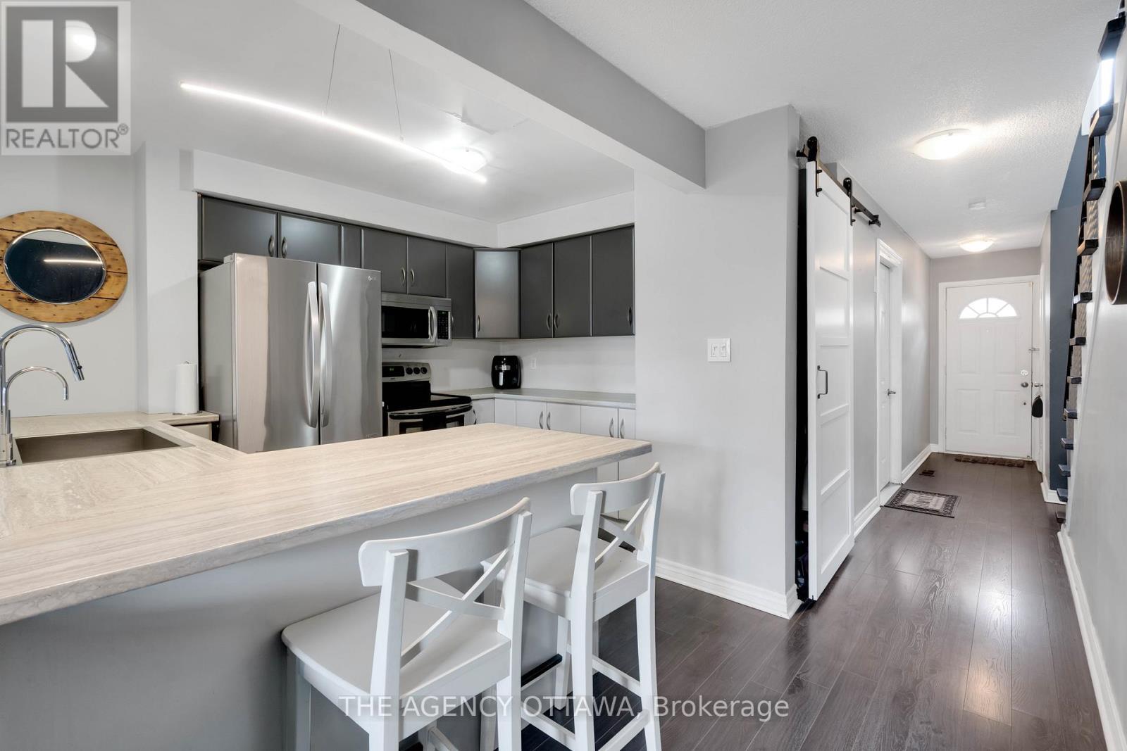 10 Collins Crescent, Brampton (Brampton North), ON - Indoor Photo Showing Kitchen With Upgraded Kitchen