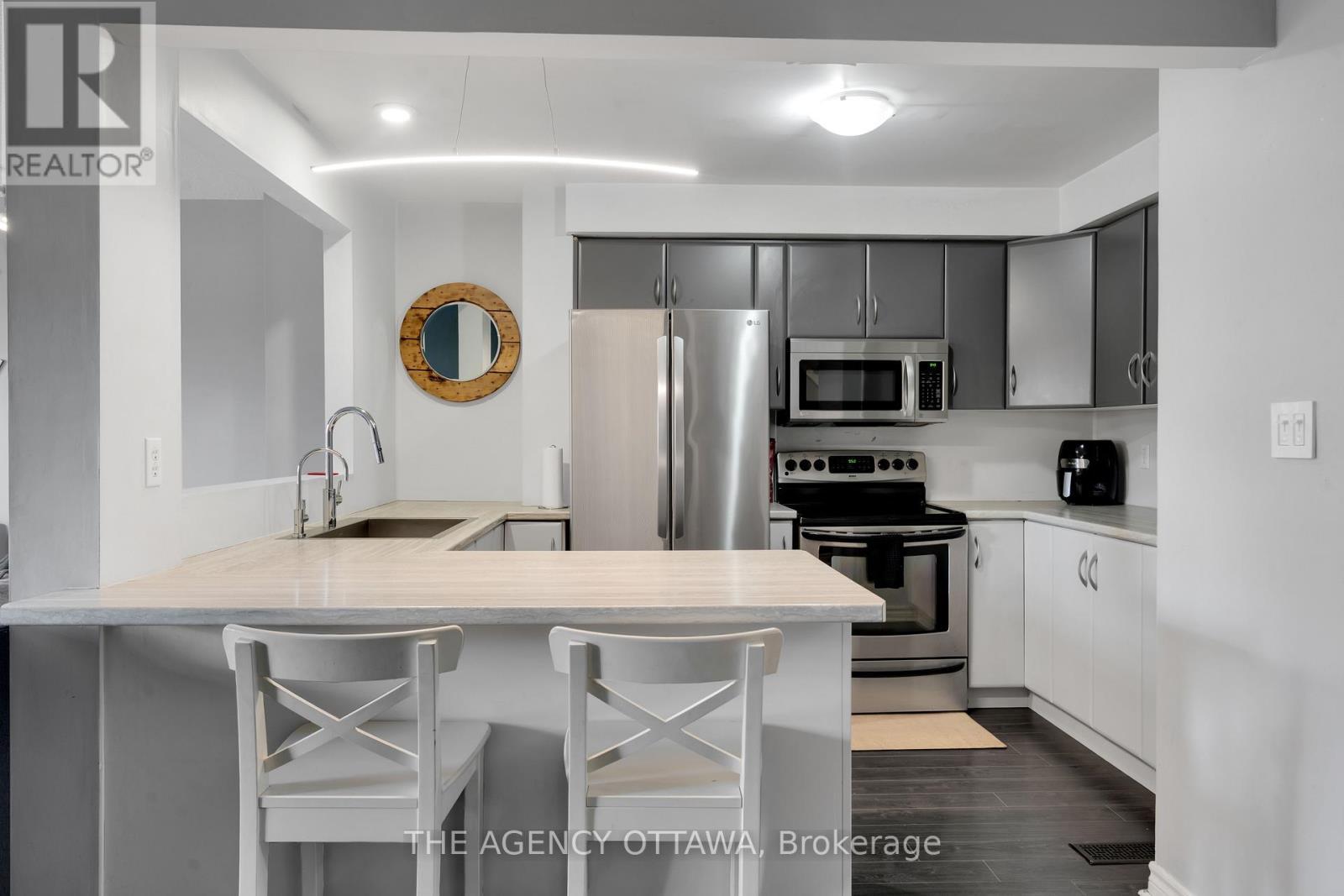 10 Collins Crescent, Brampton (Brampton North), ON - Indoor Photo Showing Kitchen With Upgraded Kitchen