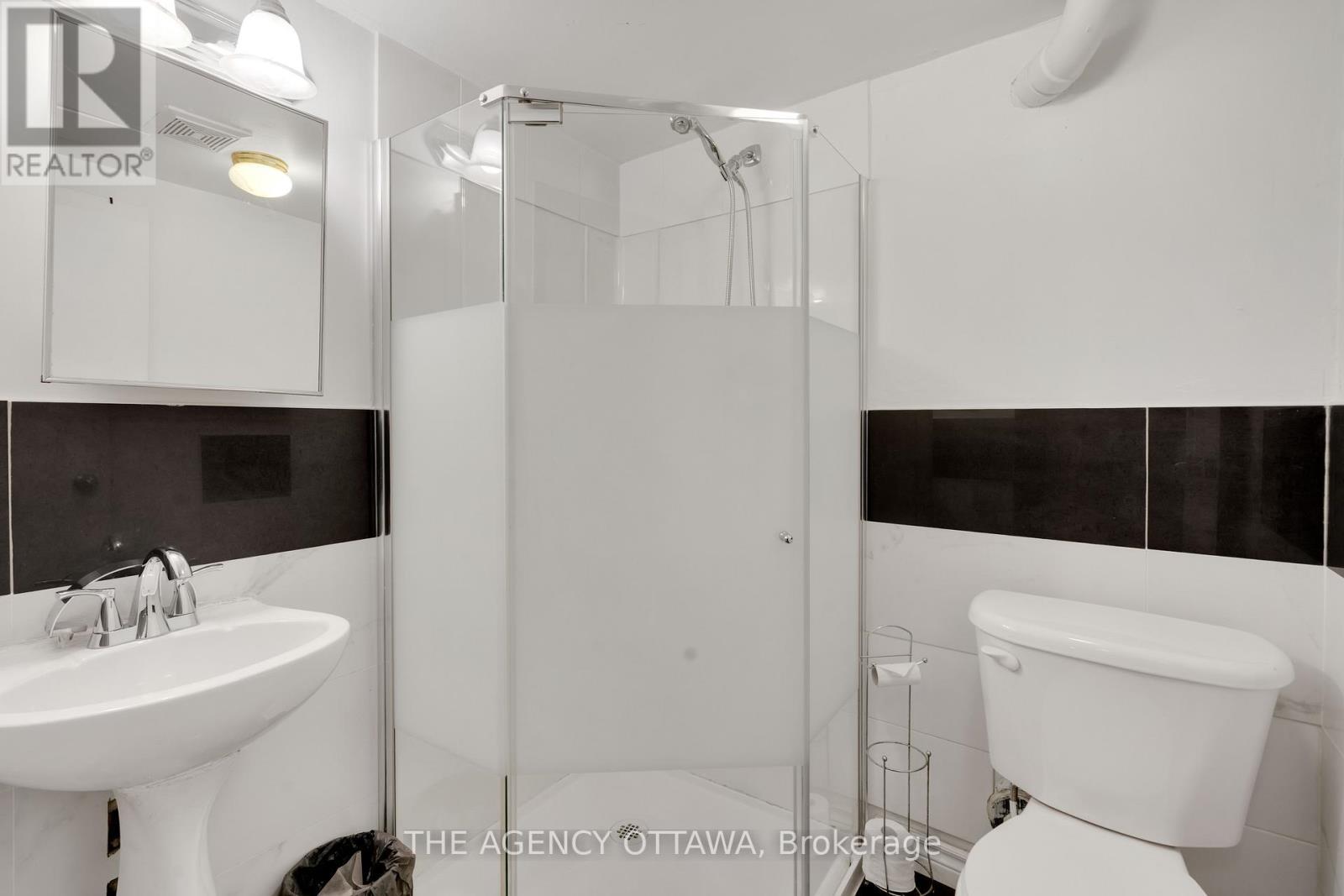 10 Collins Crescent, Brampton (Brampton North), ON - Indoor Photo Showing Bathroom