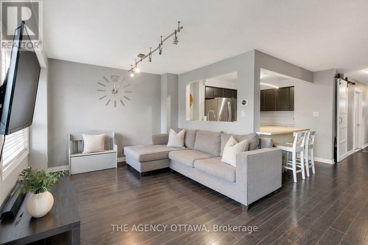 10 Collins Crescent, Brampton (Brampton North), ON - Indoor Photo Showing Living Room