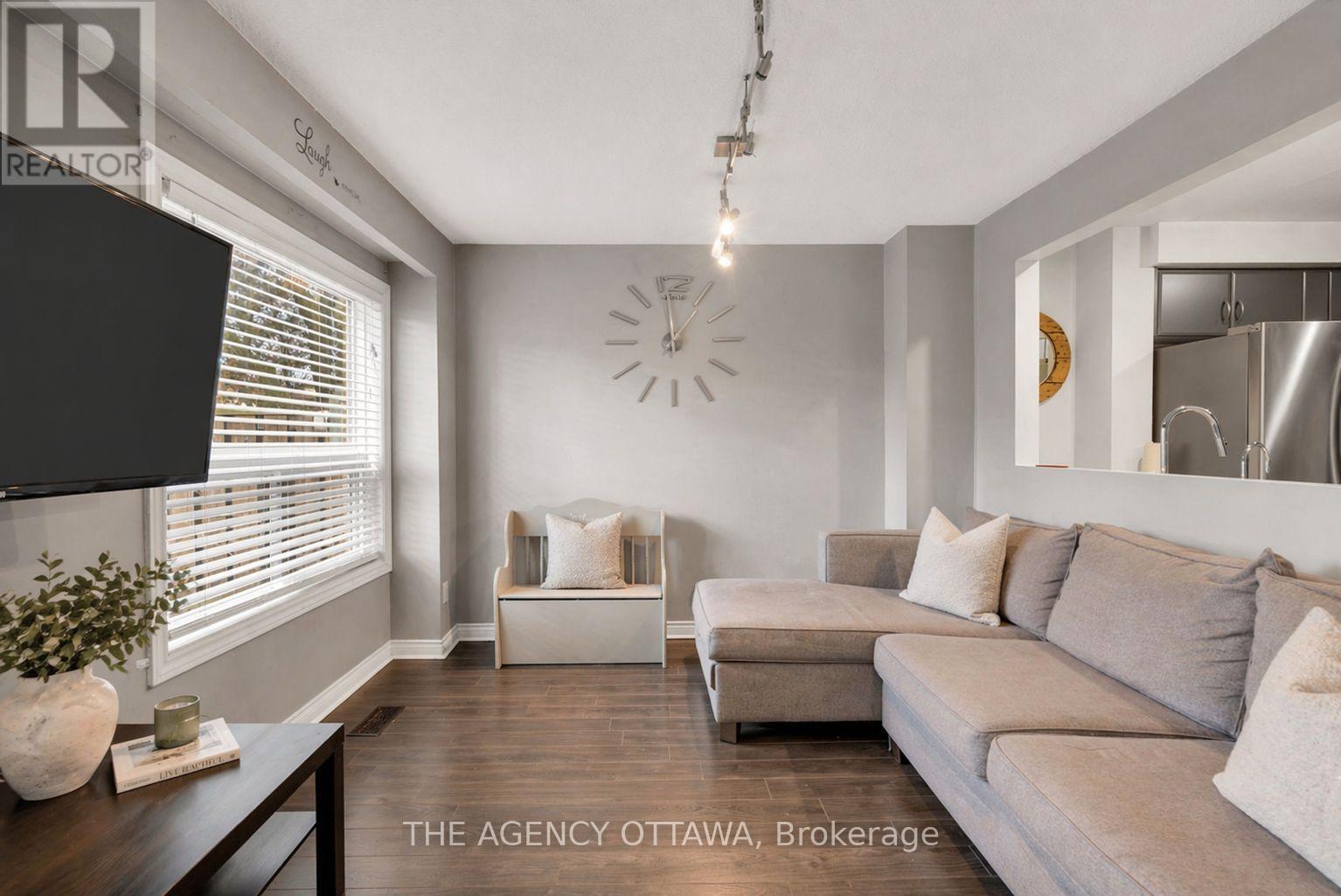 10 Collins Crescent, Brampton (Brampton North), ON - Indoor Photo Showing Living Room