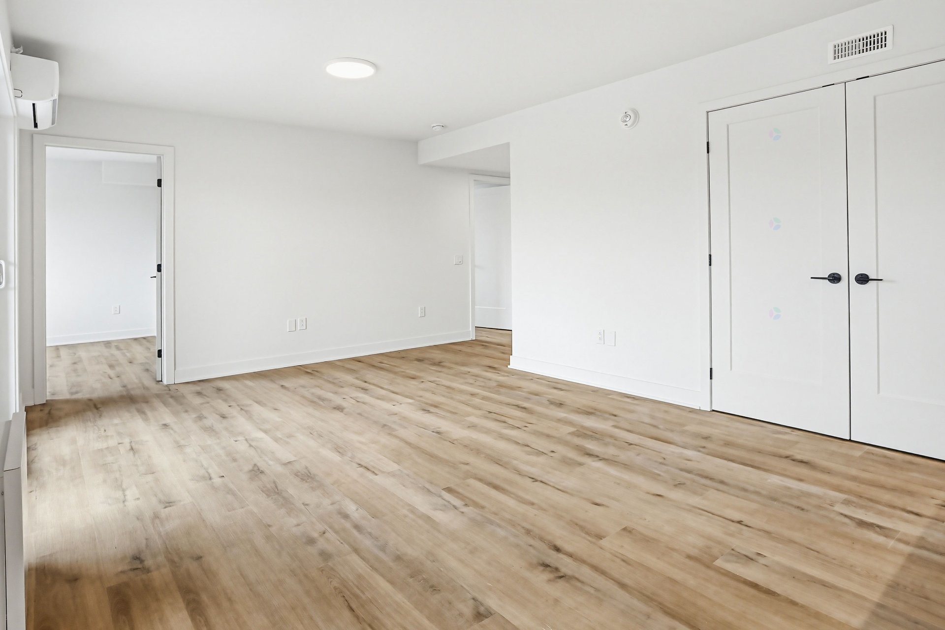 Salon - 1-70 Rue Alexandre, Lachute, QC - Indoor Photo Showing Other Room