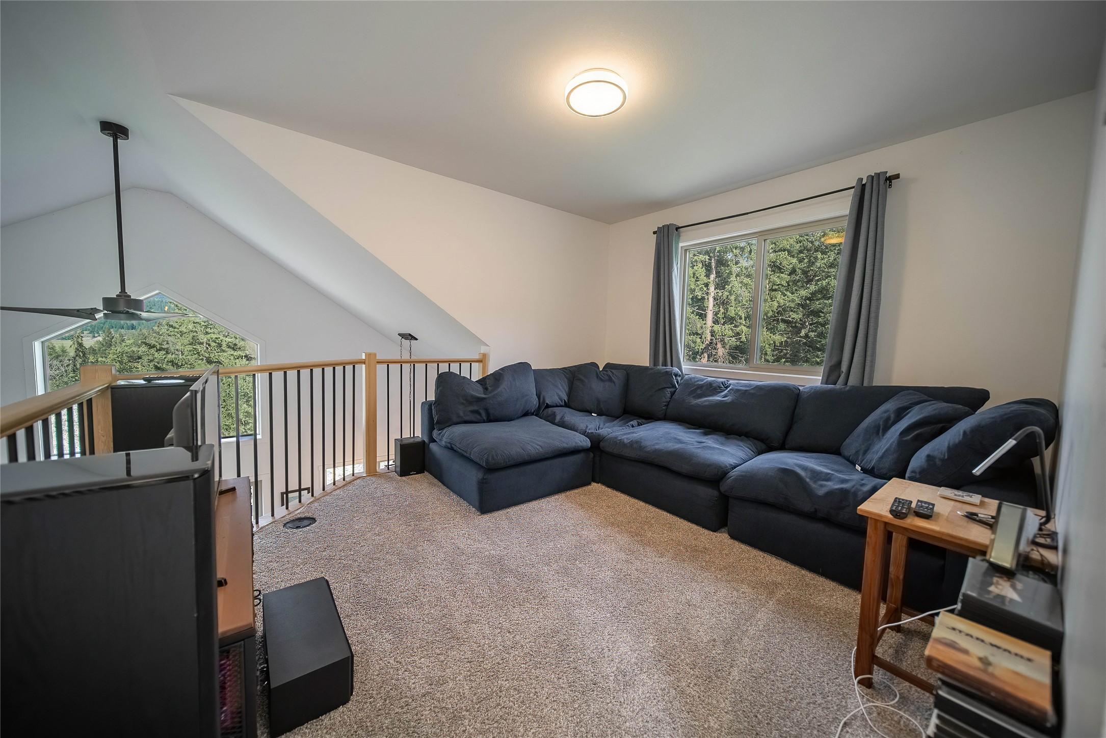 9934 Osprey Landing Drive, Wardner, BC - Indoor Photo Showing Living Room