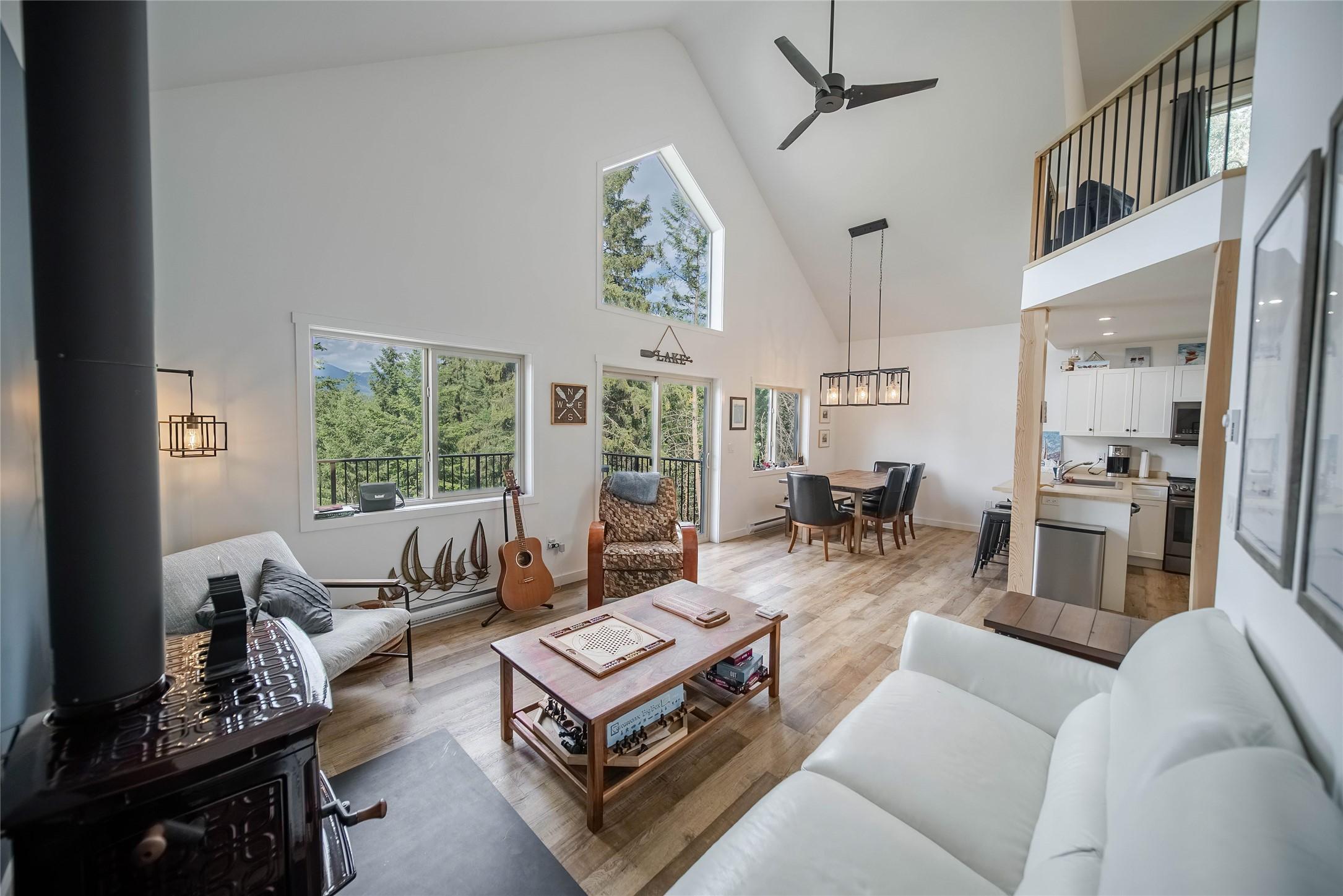 9934 Osprey Landing Drive, Wardner, BC - Indoor Photo Showing Living Room