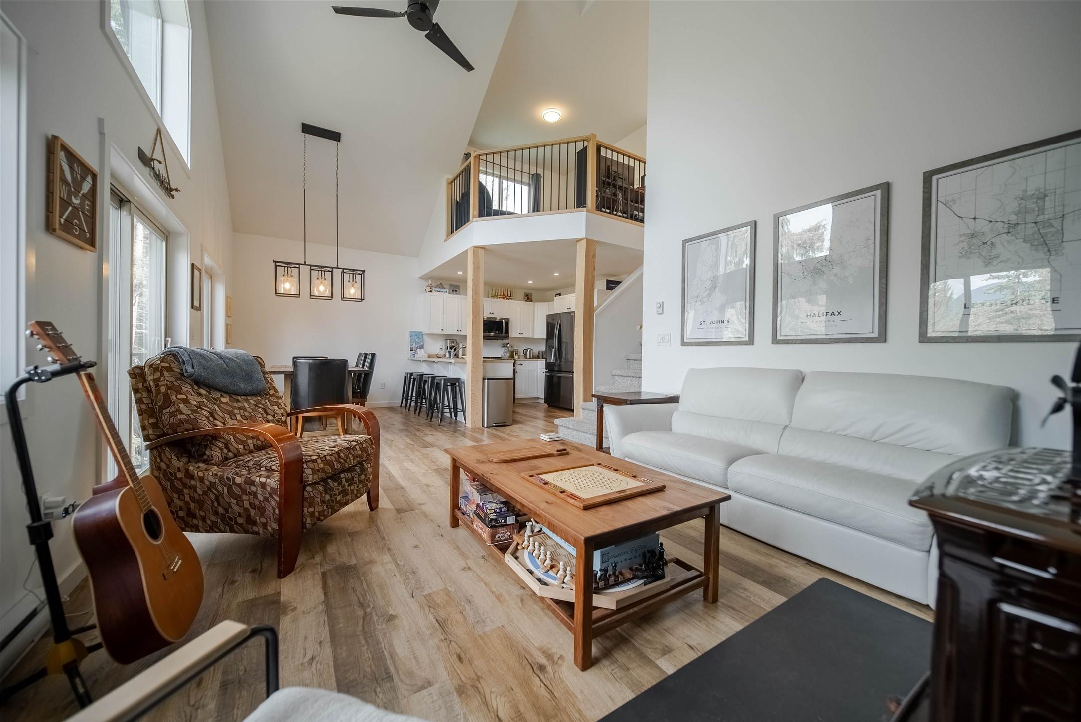 9934 Osprey Landing Drive, Wardner, BC - Indoor Photo Showing Living Room