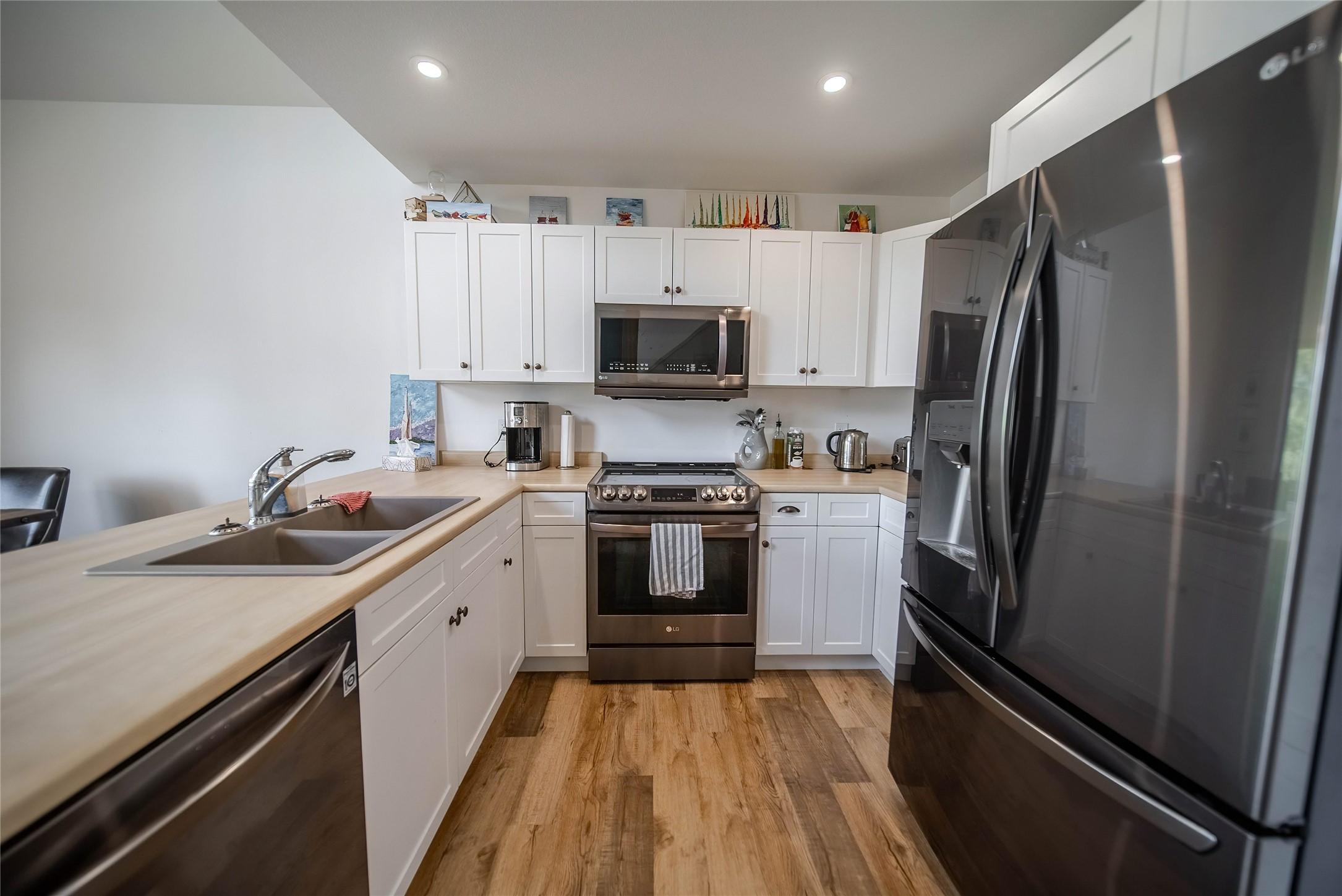 9934 Osprey Landing Drive, Wardner, BC - Indoor Photo Showing Kitchen With Double Sink