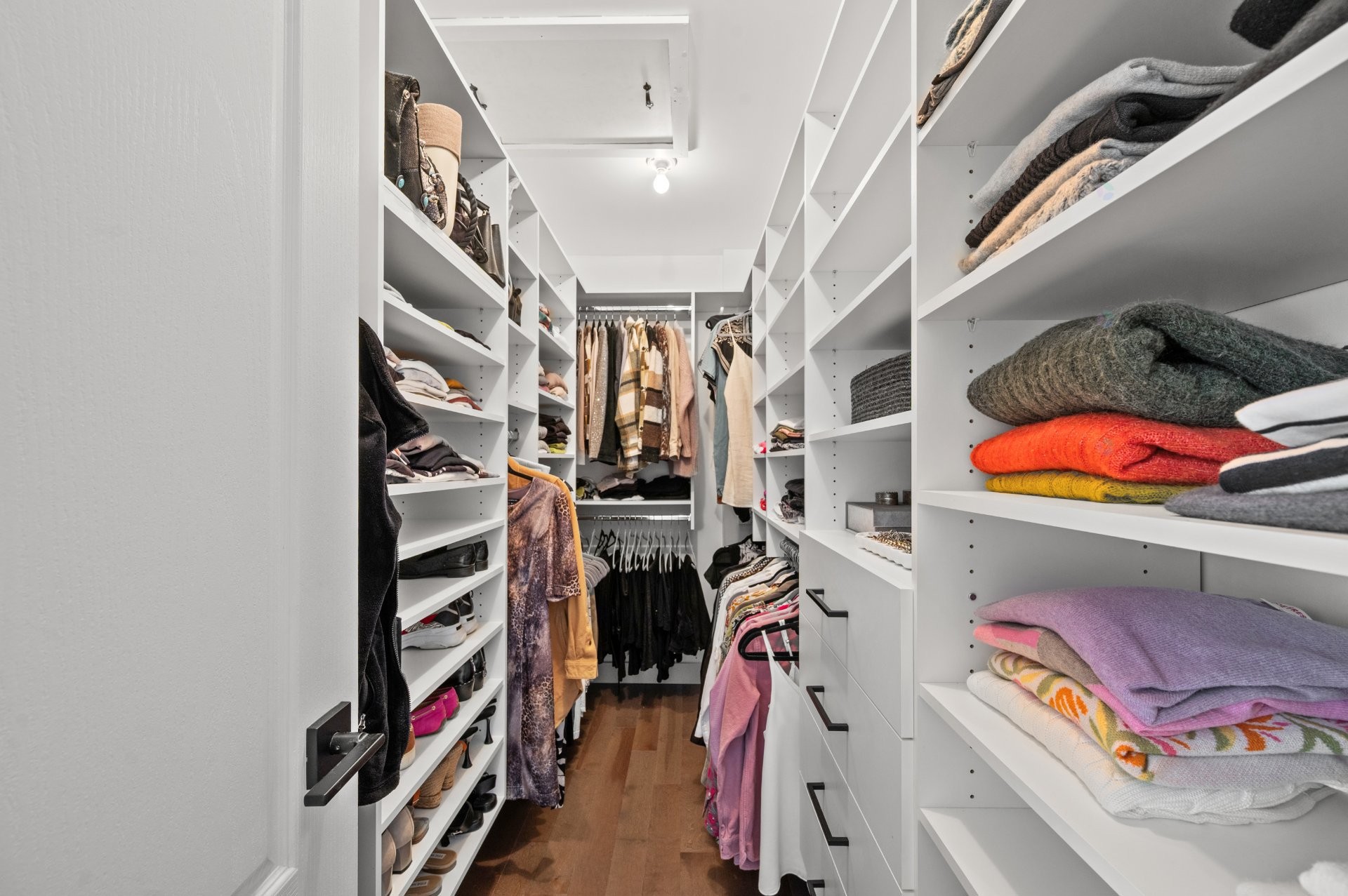 Penderie (Walk-in) - 74 Rue Balmoral, Morin-Heights, QC - Indoor With Storage