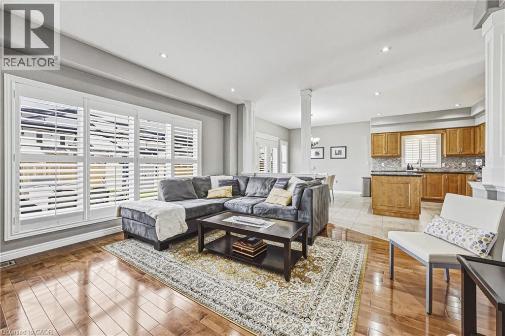 419 Dicenzo Drive, Hamilton, ON - Indoor Photo Showing Living Room