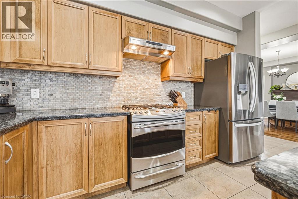 419 Dicenzo Drive, Hamilton, ON - Indoor Photo Showing Kitchen