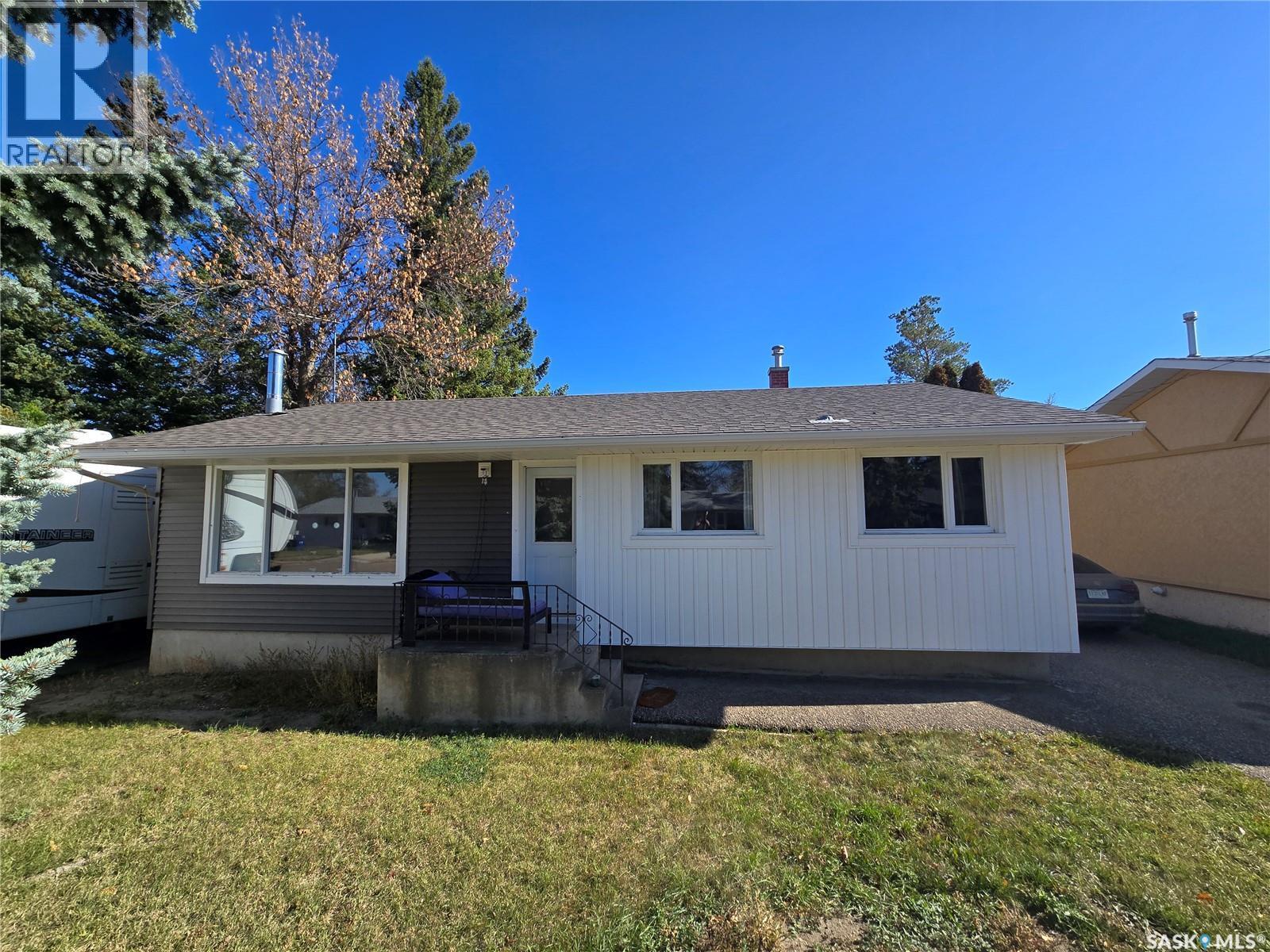 719 3Rd Street E, Assiniboia, SK - Outdoor