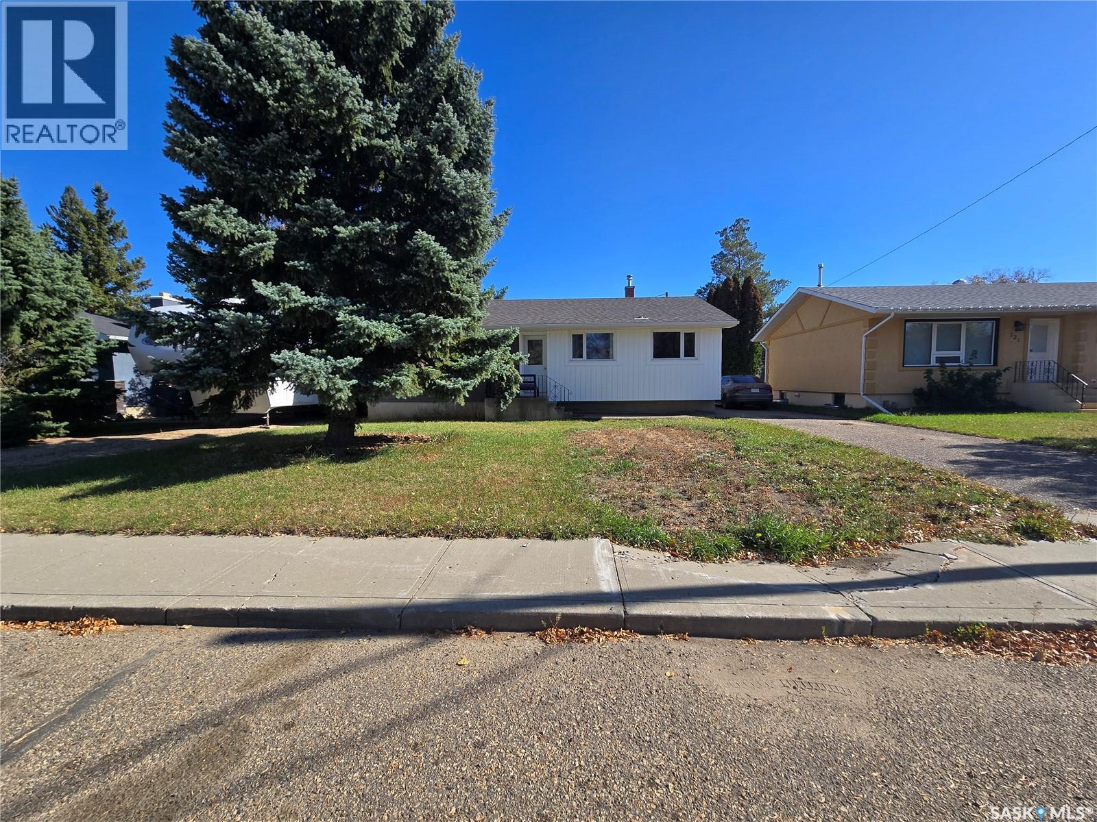 719 3Rd Street E, Assiniboia, SK - Outdoor