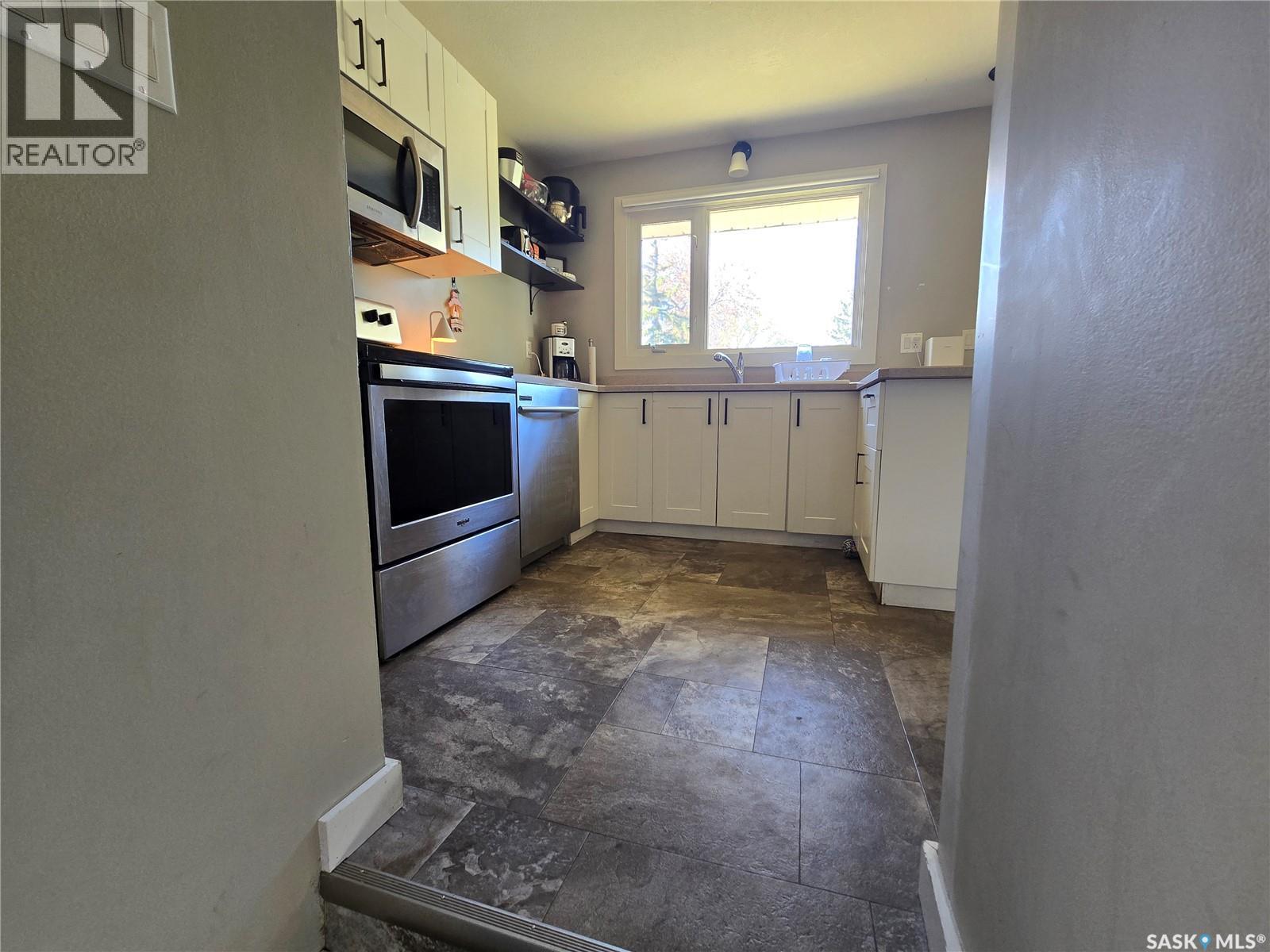 719 3Rd Street E, Assiniboia, SK - Indoor Photo Showing Kitchen